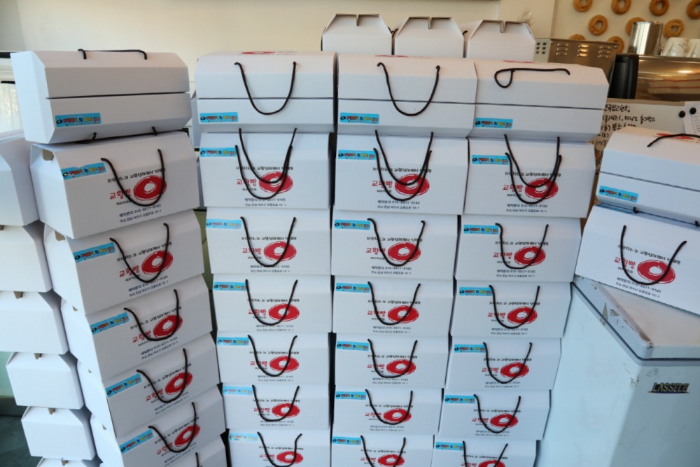 ▲ 키스링 빵 포장지에 '구명조끼 海봐요' 라는 문구가 붙어 있다