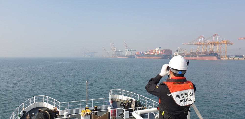 ▲저시정 항내 안전관리 중인 경비함정