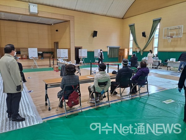 ▲ 여수 문수동 한려초등학교 체육관에 마련된 투표소다. 신분을 확인한 뒤 투표용지를 받아 기표소에서 각자 투표했다.ⓒ조찬현