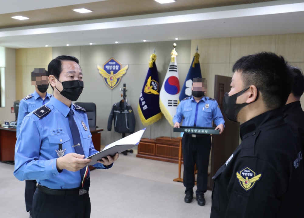 ▲여인태 해경교육원장이  임명장을 수여하고 있다