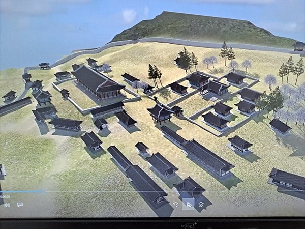 ▲여수지역사회 연구소가 3D로 복원한 여수 좌수영성 모습으로 바다에 인접한 성벽 가까이 있는 건물 중 가장 큰 건물이 진남관이다. 여수 좌수영성은 임진 정유의 두 왜란 당시 조선수군이 왜군을 섬멸하기 위해 출발한 발진기지이다. 진남관은 왜란 당시 이순신이 전라좌수사 겸 삼도수군통제사를 겸하며 군무를 관장했던 곳이다  ⓒ여수지역사회연구소