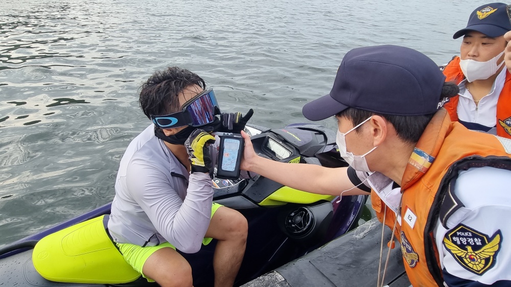▲수상레저객 음주측정 모습
