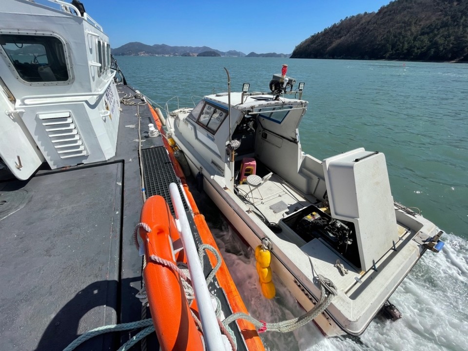 ▲해경이 고장난 수상레저기구를 예인하고 있다