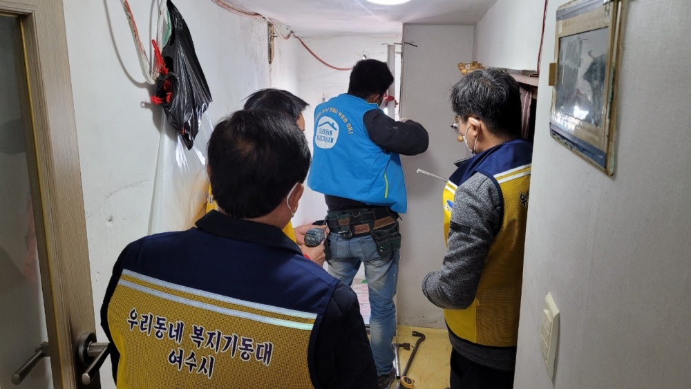 ▲동문동 ‘우리동네 해결사 복지기동대’가 기초수급자 노인부부 세대를 방문해 화장실 환풍기와 문을 새로 설치했다