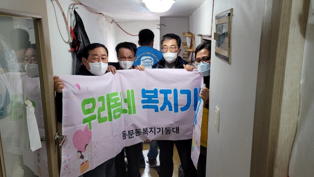 ▲동문동 ‘우리동네 해결사 복지기동대’가 기초수급자 노인부부 세대를 방문해 화장실 환풍기와 문을 새로 설치했다