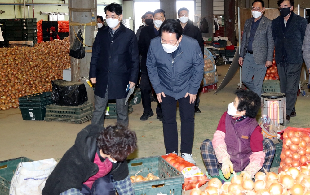 ▲무안 양파수급상황을 점검하러 온 김영록 도지사