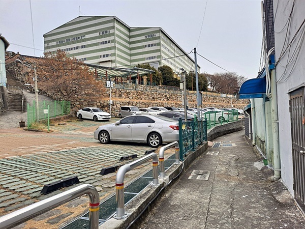 ▲25m 가설덧집을 뒤집어쓴 진남관 모습. 필자가 서있는 길이 좌수영성 성벽을 허물어 만든 길로 일제강점기인 1916년 성벽을 허물어 해안매립 공사를 하고 민가를 조성하면서 좌수영성이 사라졌다. 현재 뜻있는 여수시민들이 좌수영성 복원을 위해 노력하고 있다. ⓒ오문수