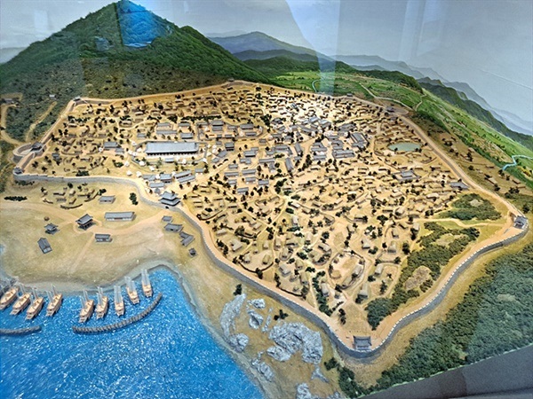 ▲진남관 유물전시관에서 촬영한 좌수영성 디오라마이다. 종고산 아래 가장 큰 건물이 진남관으로 좌수영성의 핵심건축물이랄 수 있다.  ⓒ오문수