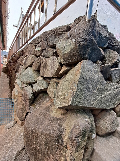 ▲고소동 526번지 골목길과 민가 담장에는 크기 1m가 넘는 막돌들을 쌓아 만든 축대가 있어 좌좌영성 성체로 추정된다. 고소대 뒷쪽 높은 지대에 있어 여러명이 운반해야할 만큼 쿠고 무거운 돌을 쌓아 만든 축대이기 때문에 더욱 더 좌수영성 성체로 추정된다.ⓒ오문수