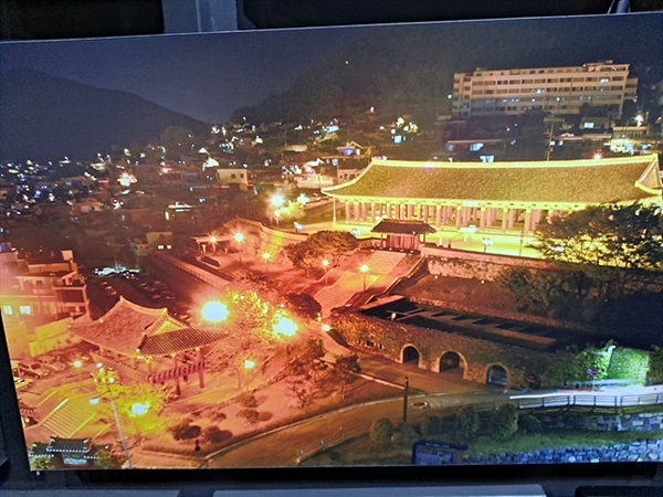 ▲  진남관 야경 모습. 임진 정유 두 왜란 승리의 주역인 좌수영성의 핵심건축물로 현존하는 지방관아 건물 중 가장크다. 1963년 1월 보물 제324호로 지정되었다가 2001년 4월 17일 국보 제 304호로 승격됐다. ⓒ오문수