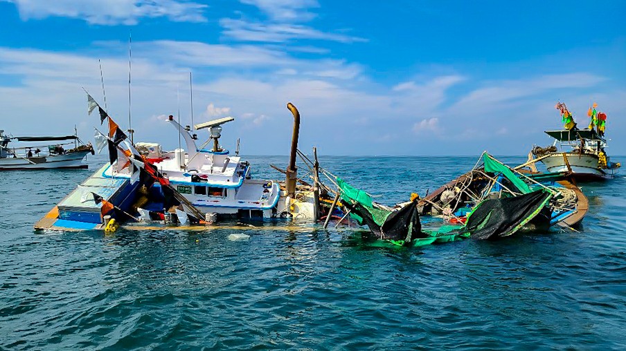 ▲충돌사고로 침수된 어선