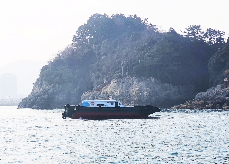 오동도 인근 저수심 구역에서 좌초된 선박