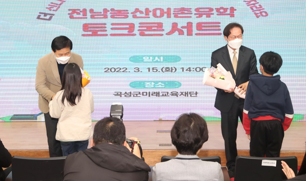 ▲장석웅 전남교육감과 조희연 서울시교육감이 축하 꽃다발을 받고 있다