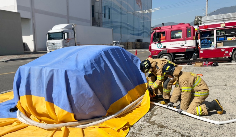 ▲여수소방서 봉산119안전센터 전기차 화재대응 훈련 모습