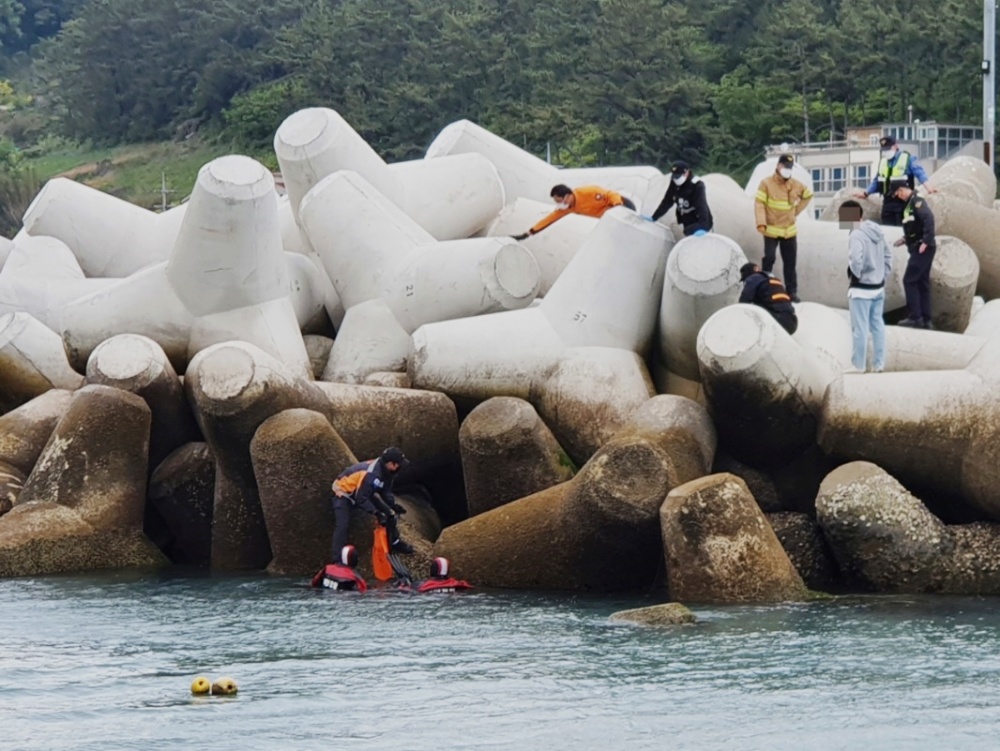 ▲지난해 돌산도 일원 방파에서 낚시객이 추락하자 해양경찰이 실종자를 수색하고 있다