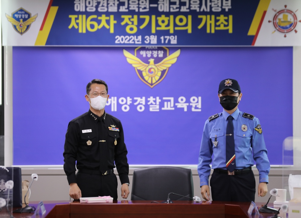 ▲방문기념 해군교육사령부 모자 전달식