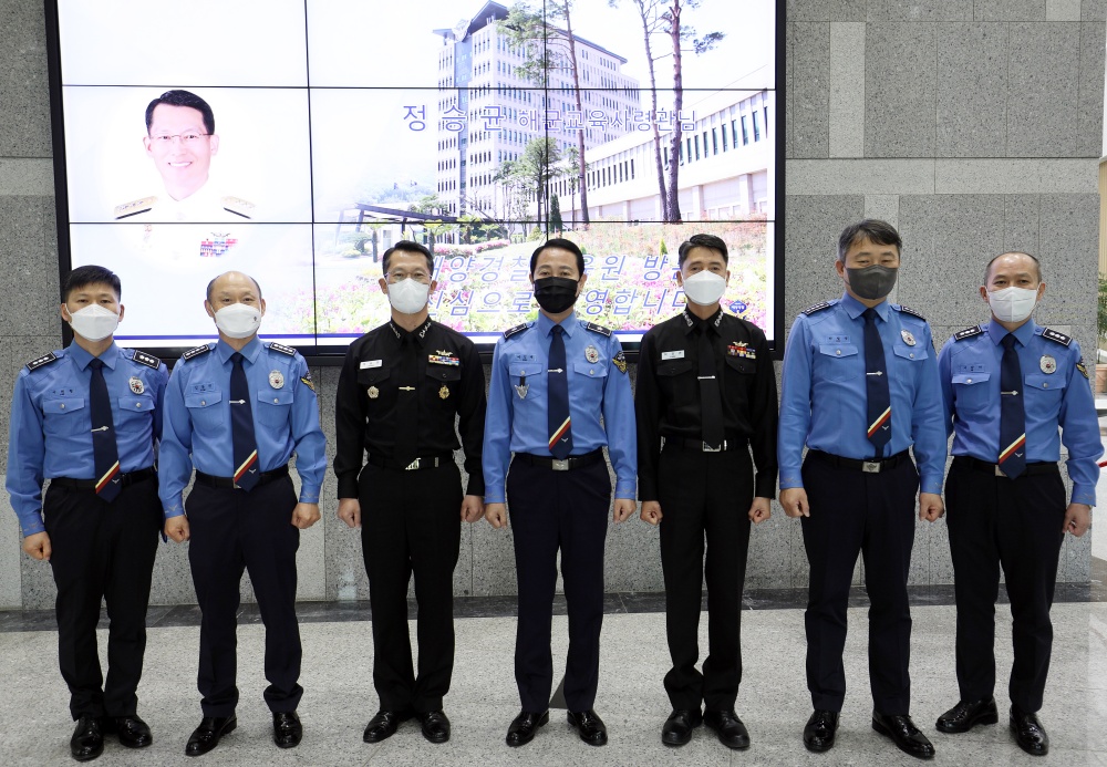 ▲가운데 여인태 교육원장과 왼쪽 세번째 정승균 사령관