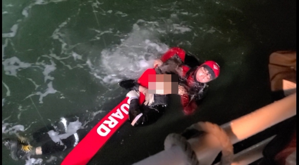 ▲해경이 익수자를 구조하고 있다