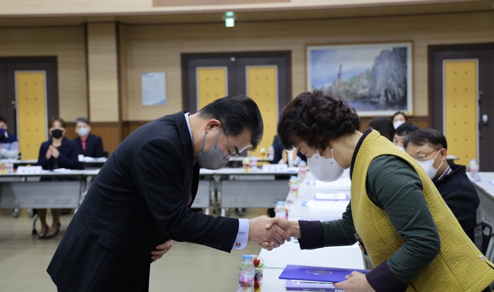 ▲김해룡 교육장이 위원회 관계자와 인사하고 있다