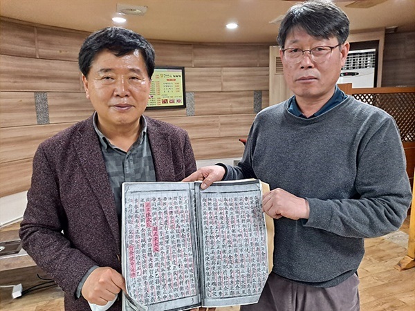 ▲  필자가 고흥에 있는 전라좌수영 수군진을 돌아보도록 도움을 준 장세선 고흥군 의회의장(전임)과 국사편찬위원회 사료조사위원이자 고흥문화원 향토사연구위원 송호철(우측)씨가  책을 들어보이고 있다. 국회의원이자 건설부장관(전임)이었던 신형식씨가 소장한 것을 복사한 책으로 임진왜란 당시 고흥출신 수군들 이름이 기록되어 있다.  ⓒ 오문수