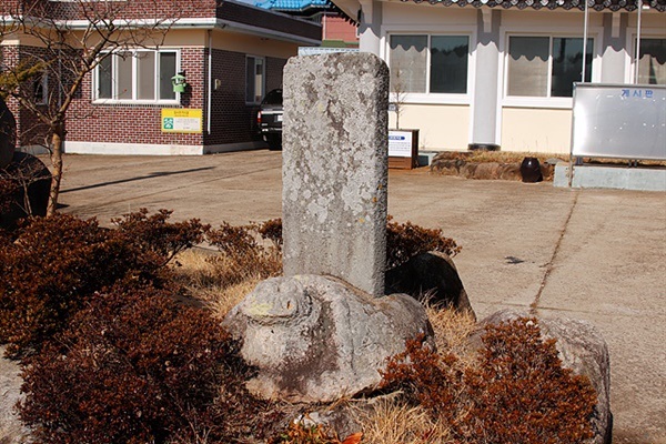 ▲마을 복지회관 앞에 있는 선정비로 수군진 관련 비석으로 알려져 있다.  ⓒ오문수