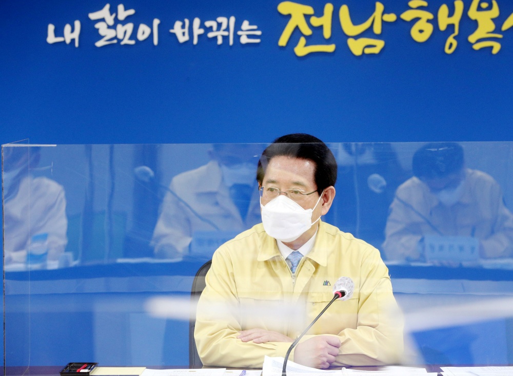 ▲실국장 정책회의에서 김영록 도지사가 발언하고 있다.