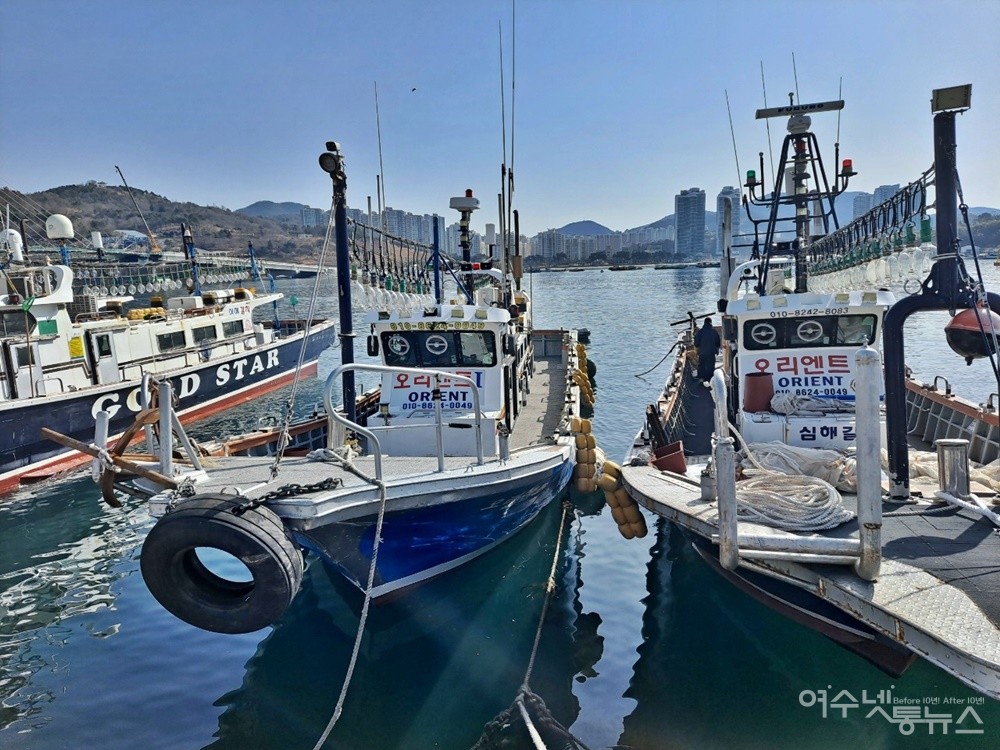 ▲ 여수 소호동 항호마을 해상에 정박 중인 낚시 배다.ⓒ조찬현