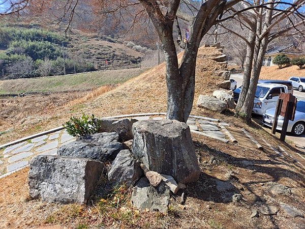 ▲  옛 성벽돌 모습 뒤에 복원된 발포진 성벽이 보인다.   ⓒ오문수