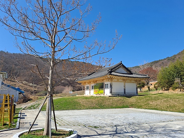 ▲  앞에 보이는 유물전시관은 사도진 객사를 뜯어 옮긴 건물이다. 유물은 현장에 있어야 가치가 두드러지지만 대부분 유물이 사라진 사도진 객사가 이곳에서 보존되고 있다는 것도 아이러니다.  ⓒ 오문수