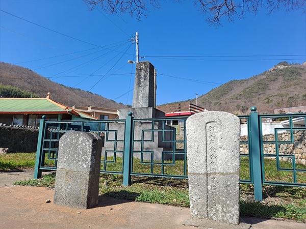 ▲  두 개의 선정비 뒤에 이은상이 이순신 장군에 대해서 쓴 공적비가 보인다  ⓒ 오문수