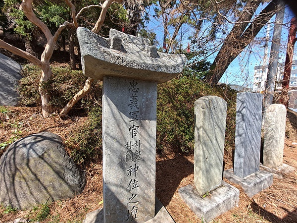 ▲  녹도진 바로 아래 있는 비석군 모습 ⓒ 오문수