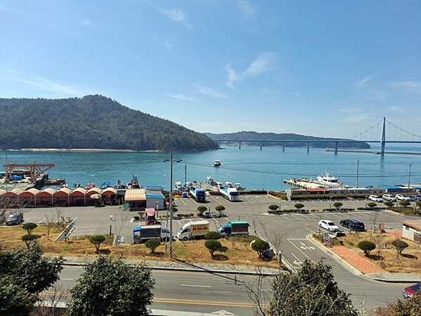 ▲  쌍충사에서 본 바다 모습으로 건너편에 소록도가 보인다 ⓒ 오문수