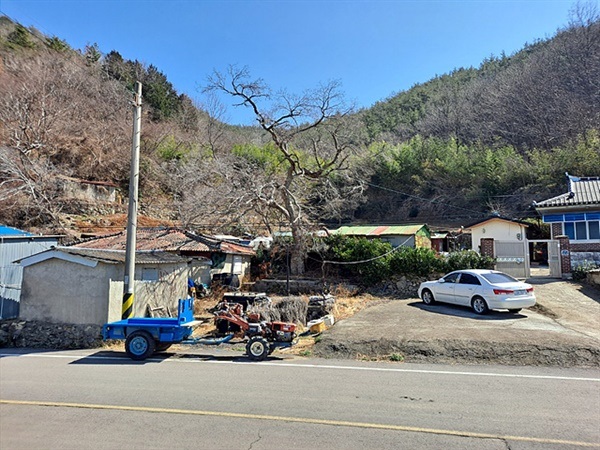 ▲  앞에 보이는 주택지가 옛 흥양현 선소가 있었던 곳이다. 매립되어 옛모습을 찾을 수 없지만 옛날 기와조각들이 발견되고 있다 ⓒ오문수