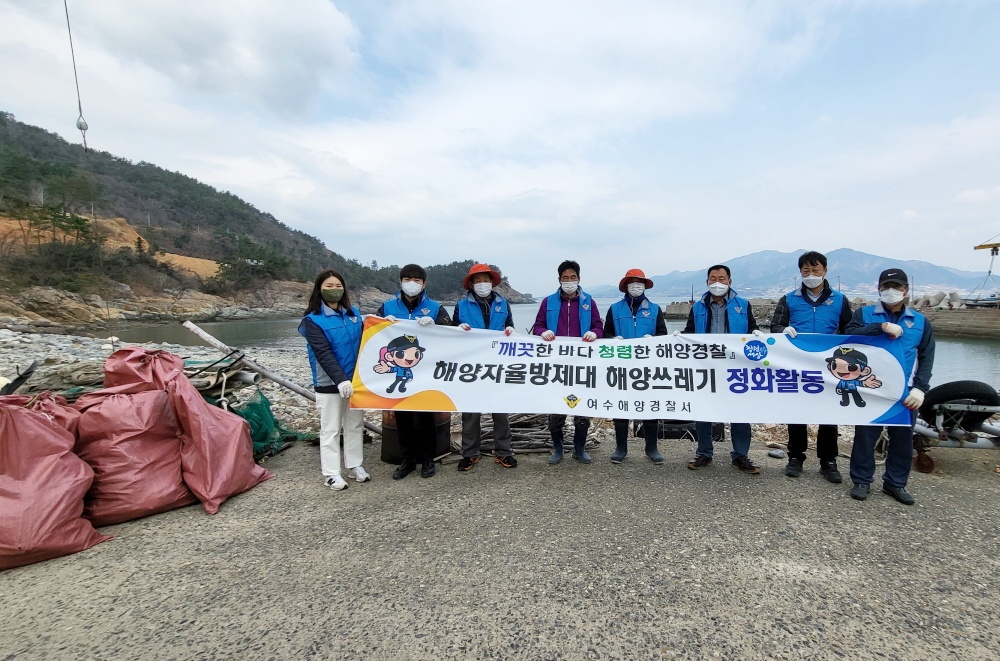 ▲ 여수해경 해양오염방제과와 신덕 해양자율방제대가 신덕동 소치 물양장 인근에서 정화활동을 펼쳤다
