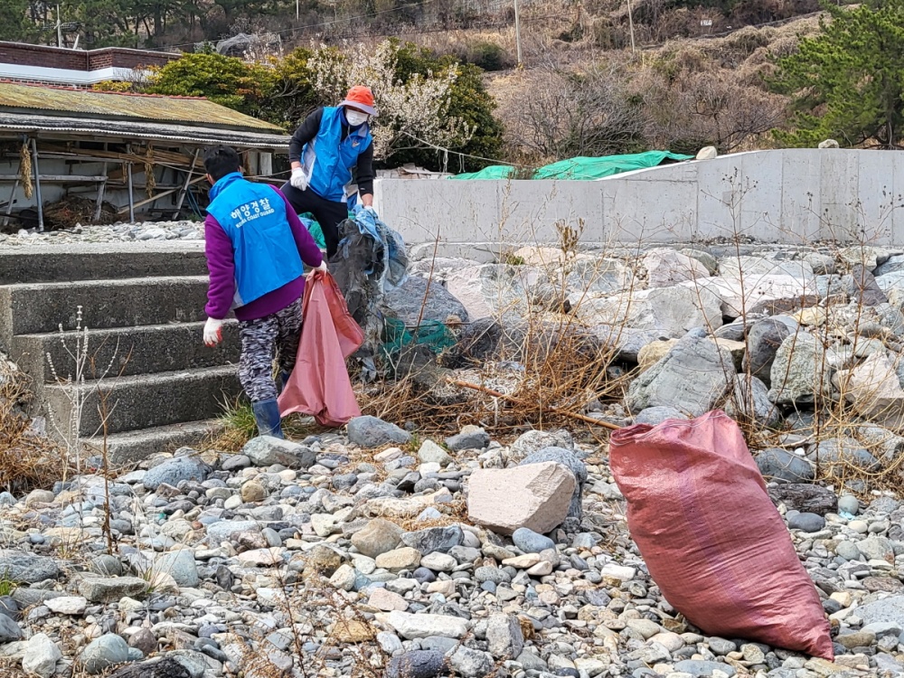 ▲여수해경 해양오염방제과와 신덕 해양자율방제대가 신덕동 소치 물양장 인근에서 정화활동을 펼쳤다