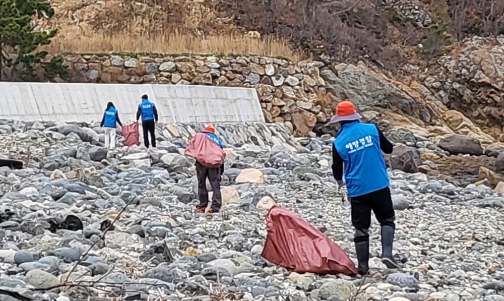 ▲여수해경 해양오염방제과와 신덕 해양자율방제대가 신덕동 소치 물양장 인근에서 정화활동을 펼쳤다