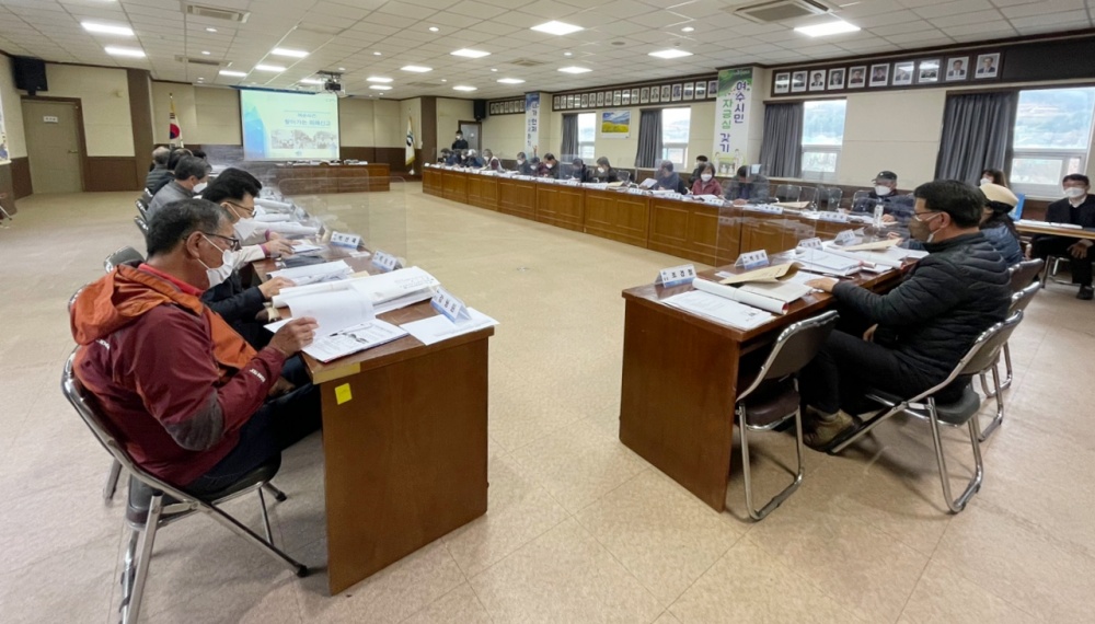 ▲23일, 율촌면사무소 회의실에서 이장 37명이 참석한 가운데 ‘여순사건 피해신고 원스톱 서비스’에 대한 설명회를 개최하고 있다