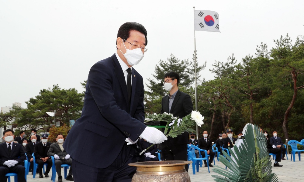 ▲서해수호의 날 기념식에서 헌화하는 김 지사