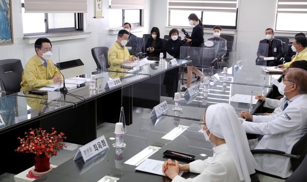 ▲김 지사가 3일 오후 순천 성가롤로병원을 방문, 응급환자 이송체계 개선방안 등 방역대책 상황을 청취하고 의료진 관계자들을 격려했다