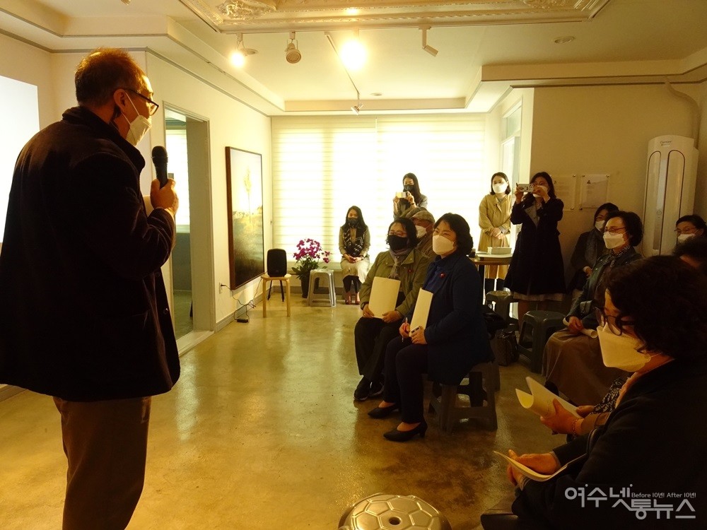 ▲양영제 소설가가 에그갤러리에서 여순10.19가 시민들의 의식에 끼친 영향에 대해 설명했다.