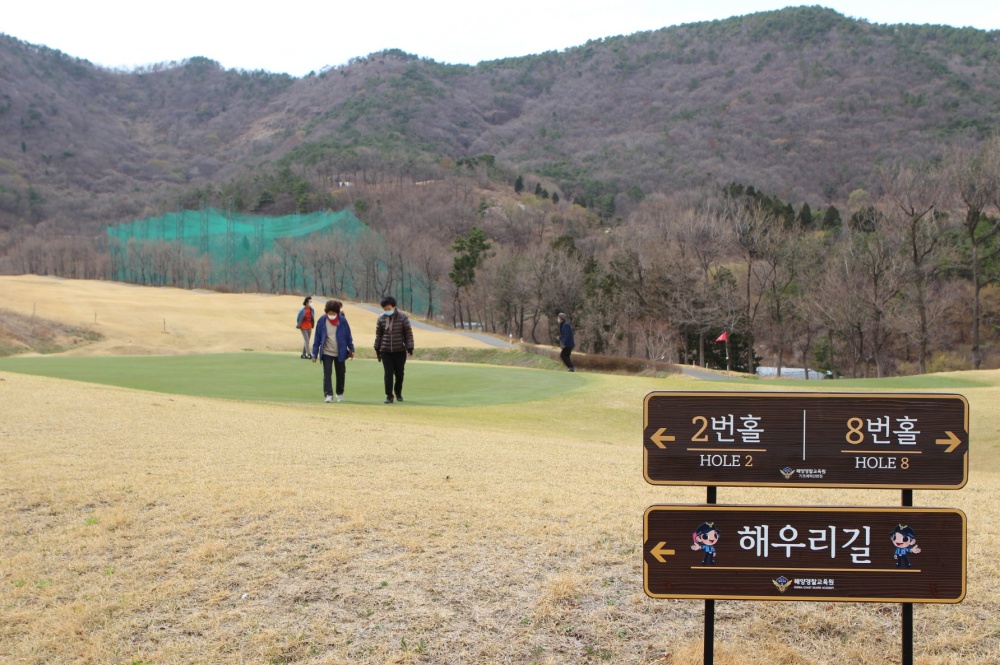 ▲해우리길에서 산책하는 시민