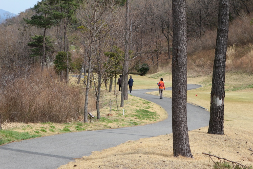▲해우리길에서 산책하는 시민