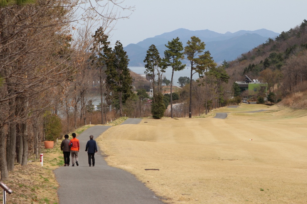 ▲해우리길에서 산책하는 시민