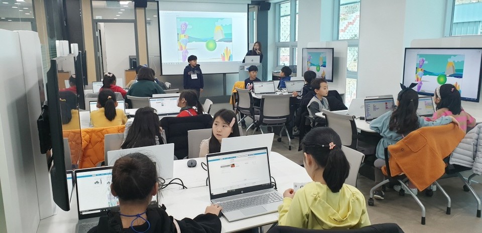 ▲국립어린이청소년도서관에서 주관한 ‘2022년 이야기가 있는 코딩’ 공모 사업에 이순신도서관이 선정됐다