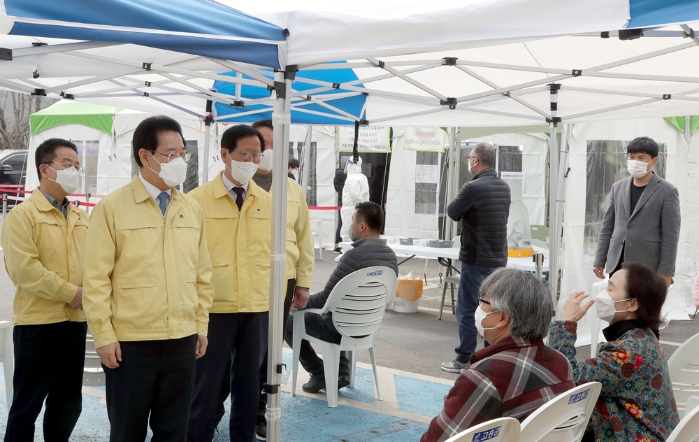 ▲김 지사가 지난 4일 고흥보건소를 방문, 방역대책 상황을 청취하고 관계자들을 격려했다.