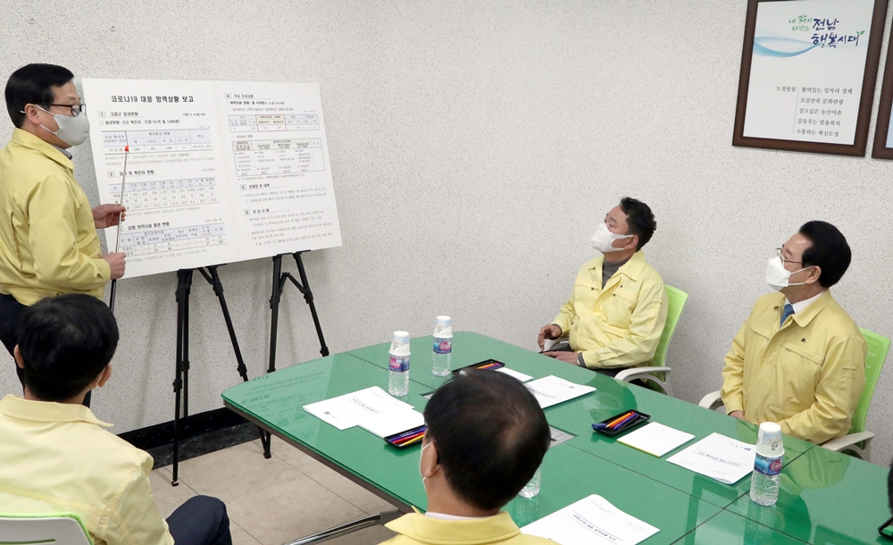 ▲방역대책상황을 설명 듣고 있다