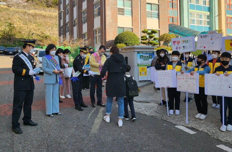▲여수경찰서와 여수교육청 등 유관기관이 도원초등학교 정문에서 학교폭력과 아동학대 성폭력 예방캠페인을 진행했다.