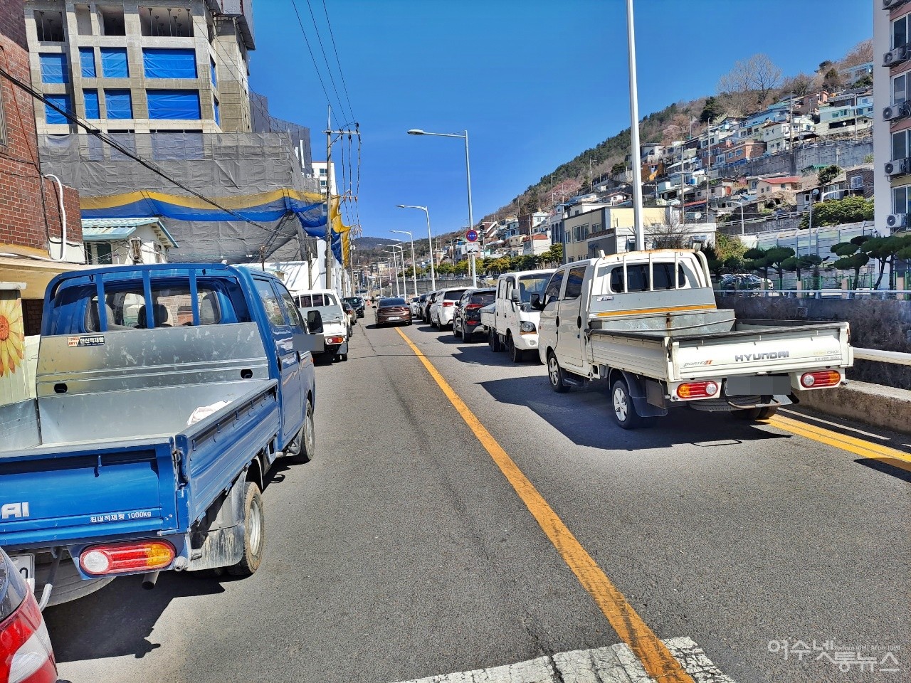 ▲ 연등천이 흐르는 범민교 부근의 이면도로는 불법 주차가 심각한 수준이다. 이곳을 오가는 차량들의 불편이 이만저만이 아니다.ⓒ조찬현