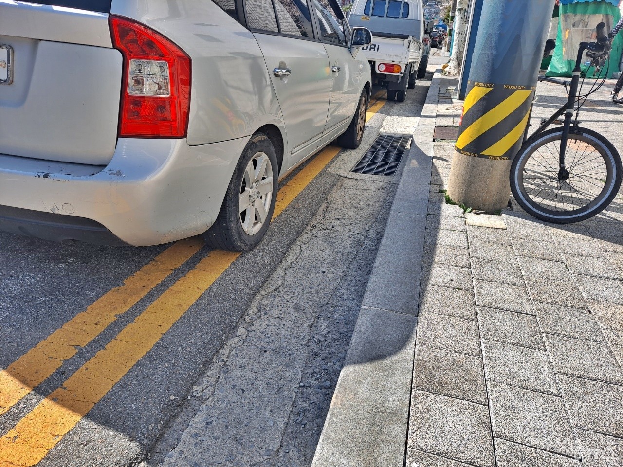 ▲주차 금지구역인 이중 황색 실선 역시 불법 주차 차량이 차지하고 있다. ⓒ조찬현