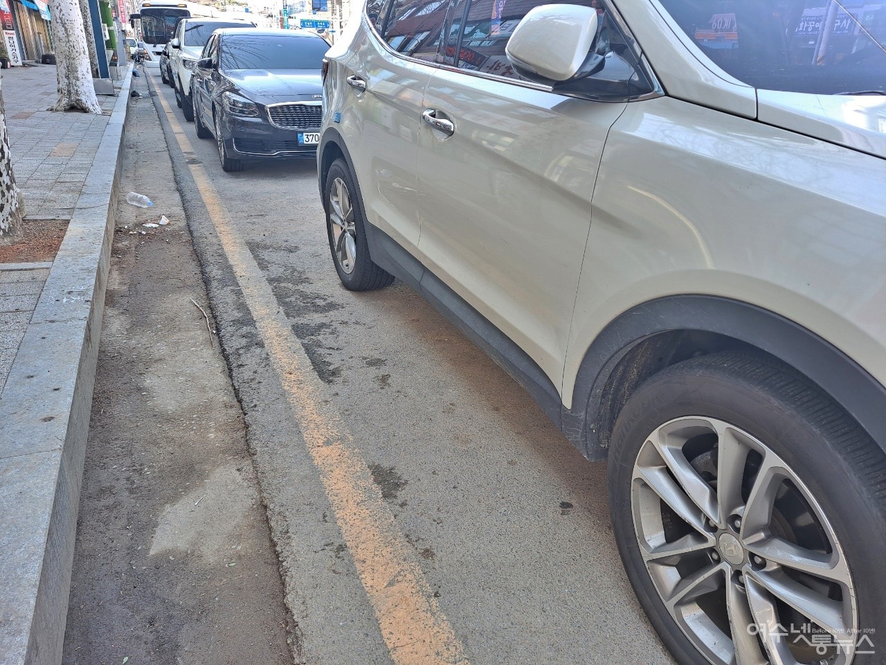 ▲일부 지역은 불법 주차차량이 아예 한 개 차로를 점령하고 있다. ⓒ조찬현